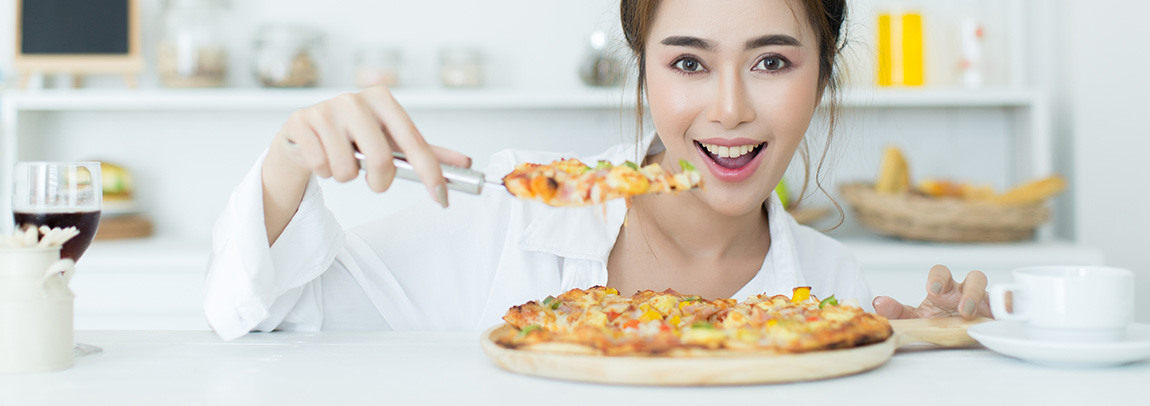woman-eating-healthy-pizza